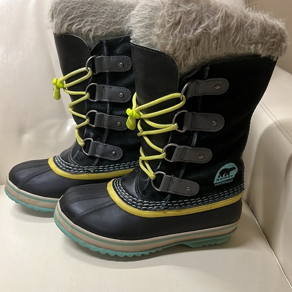 Sorel boots - Picture 3 of 8